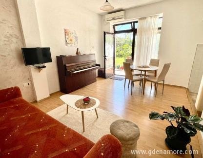Sobe i Apartmani Katnić, , logement privé à Bečići, Monténégro - viber_image_2024-06-11_17-36-29-239